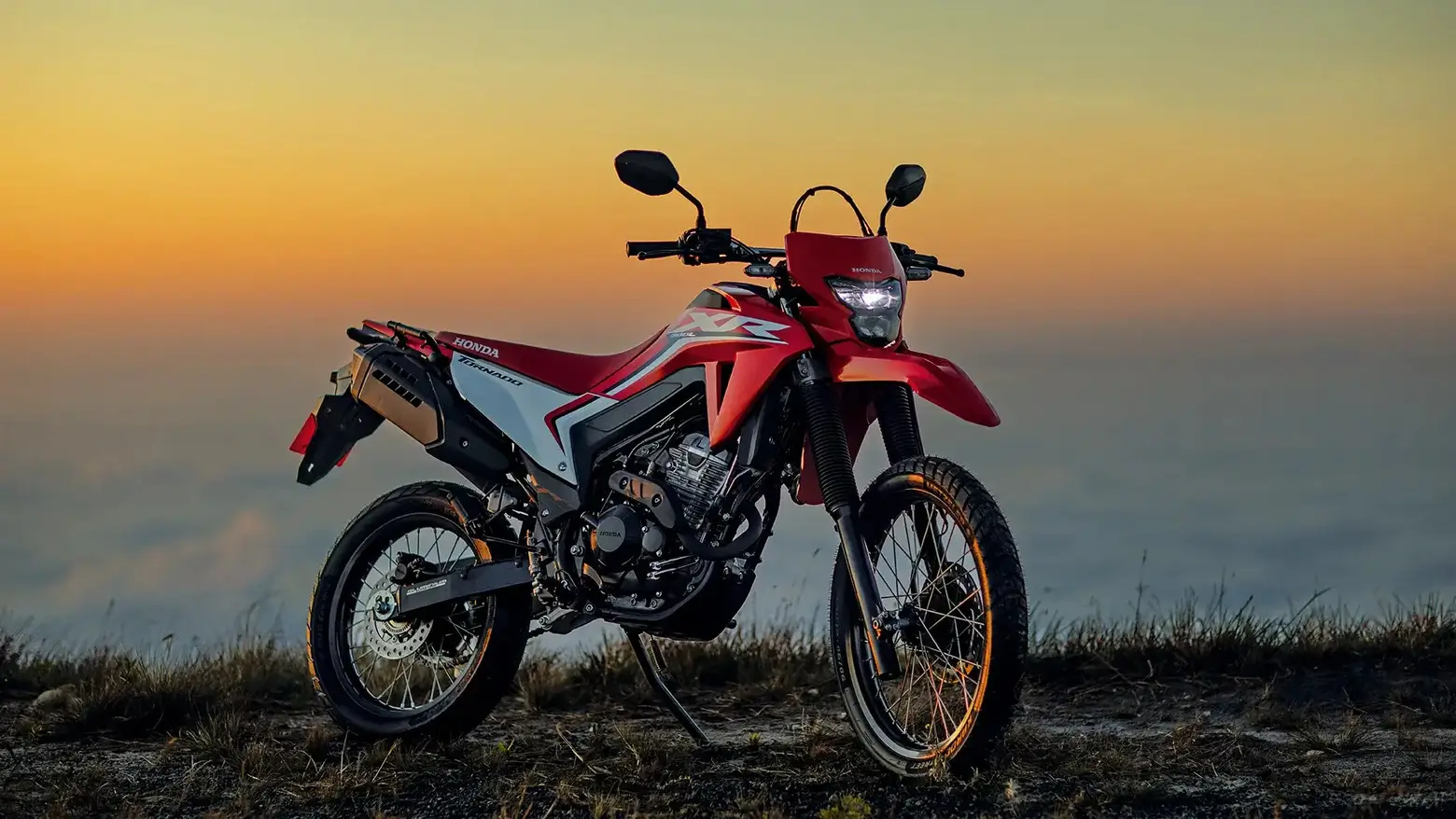 Honda XR 300L Tornado com pôr do sol ao fundo