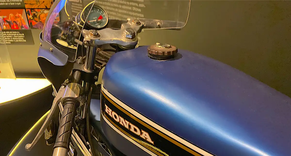 Detalhes da Motocicleta Honda Azul em Exposição na Duas Rodas Uma Nação