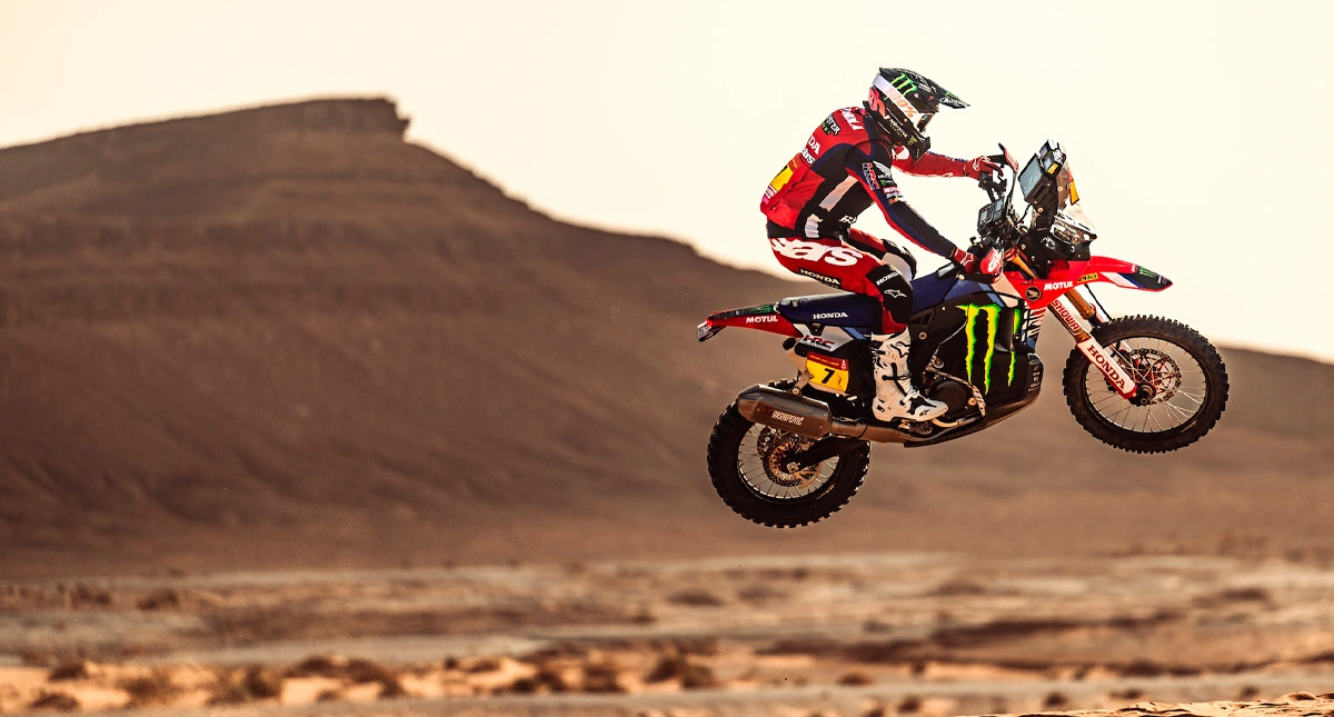 Motocicleta Honda CRF 450 salto no Rally Dakar 2025