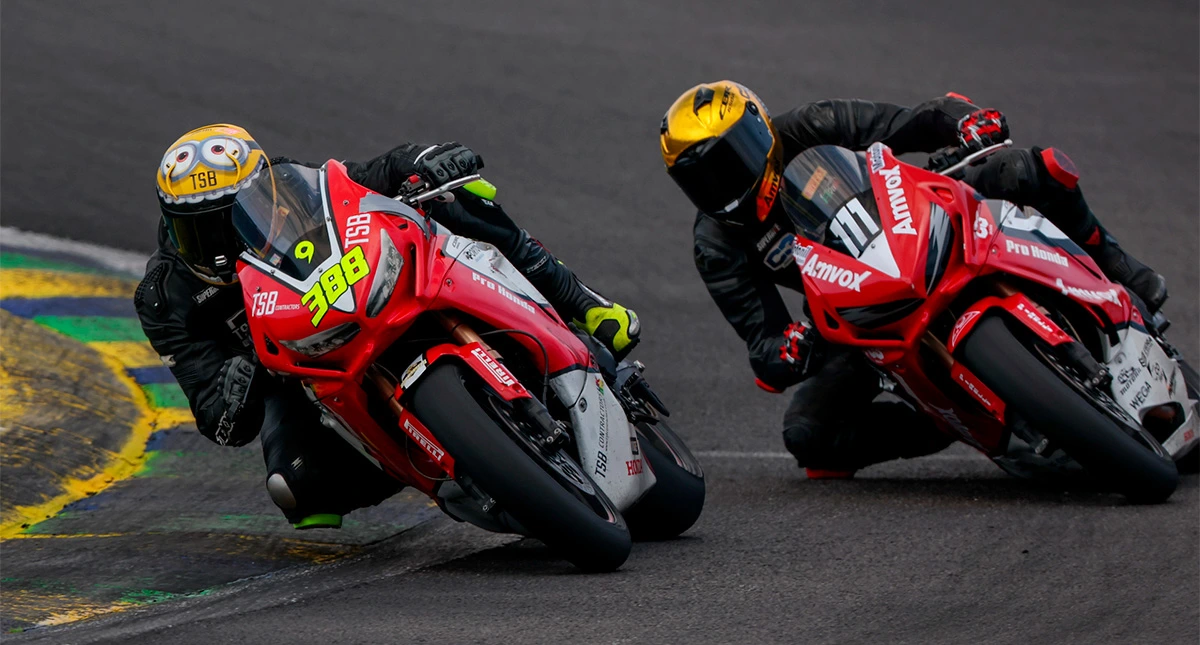 Pilotos Delfrate e Bessa na Copa Pro Honda CBR 650R