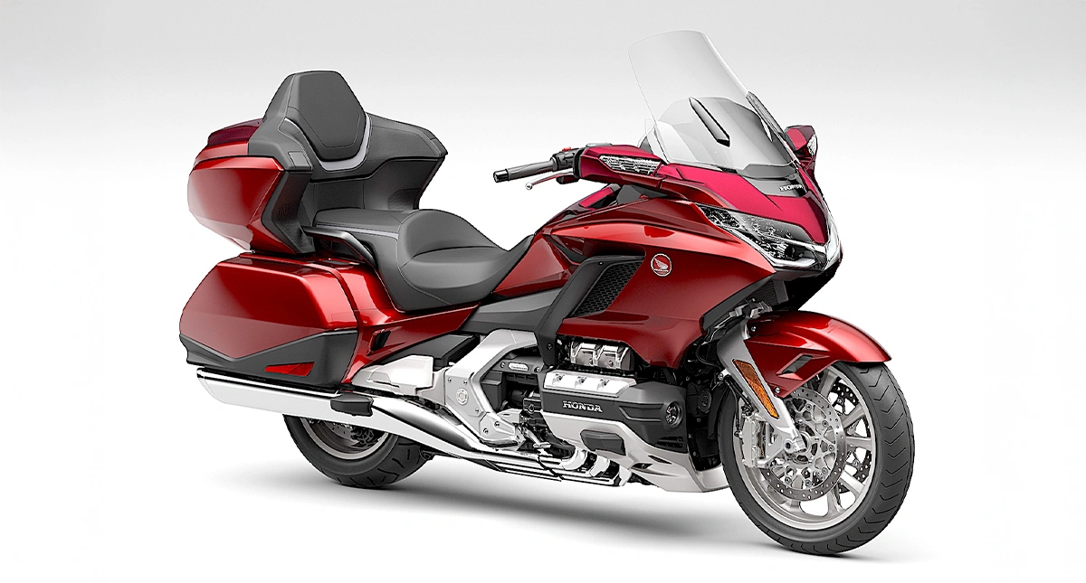 Honda Gold Wing Tour 2024 em estúdio, destacando seu design luxuoso e recursos avançados.