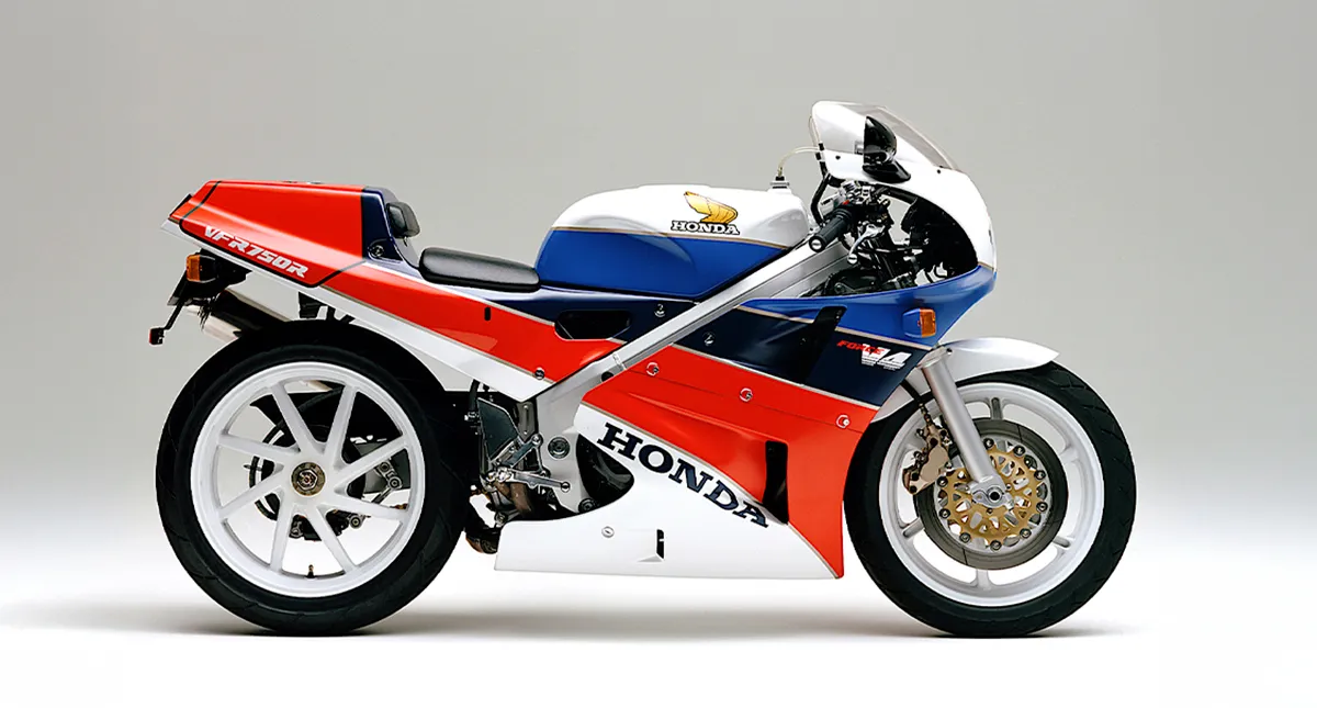 Moto honda colorida vista de lado