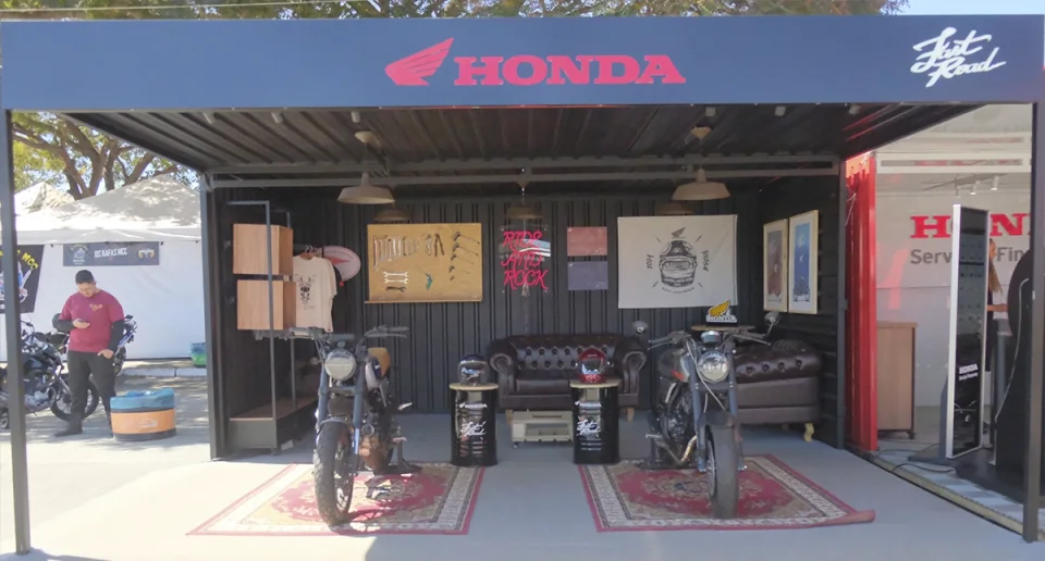 Área da Honda dedicada à tecnologia E-Clutch e DCT, com motos em exposição e estrutura em preto e vermelho