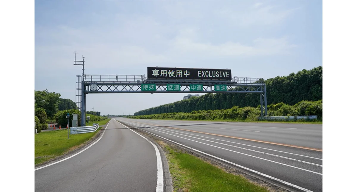 Rodovia com sinalização exclusiva.