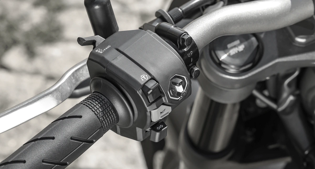 CB 650R E-clutch_2026_DETALHE DO PUNHO MULTIFUNCÃO