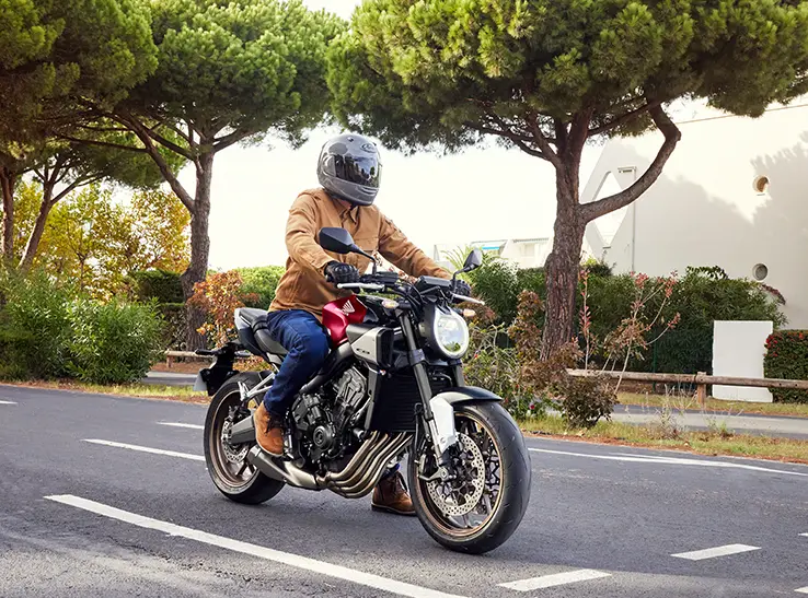 Homem pilotando Honda CB 650R Vermelha E-Clutch