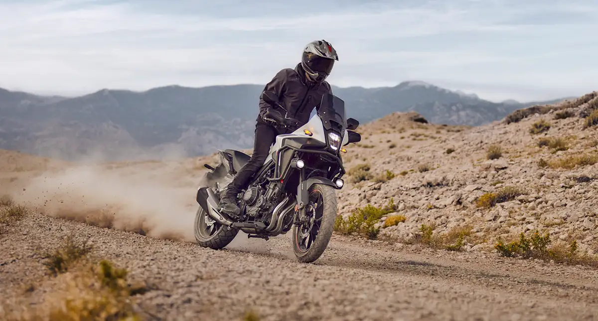 piloto dirigindo uma off-road no asfalto