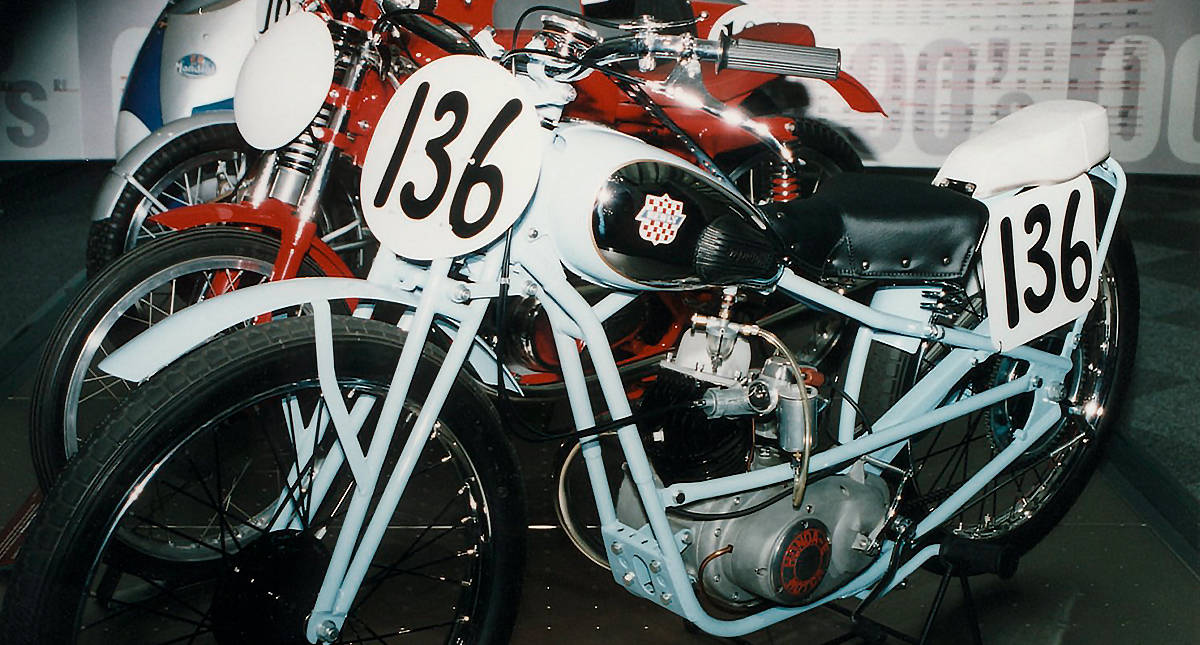 Moto Honda de corrida número 136