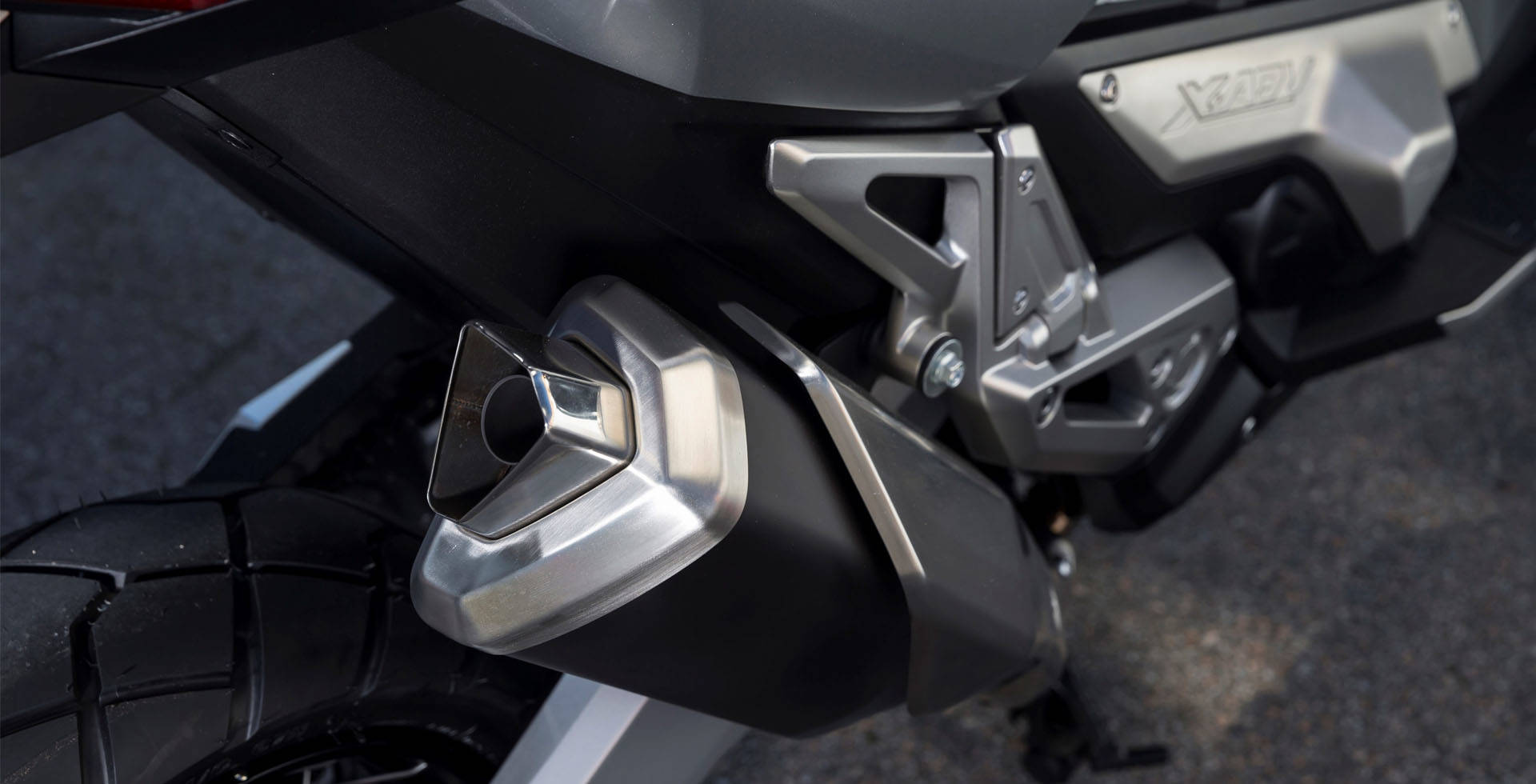 Moto Honda X-Adv Detalhe Escapamento