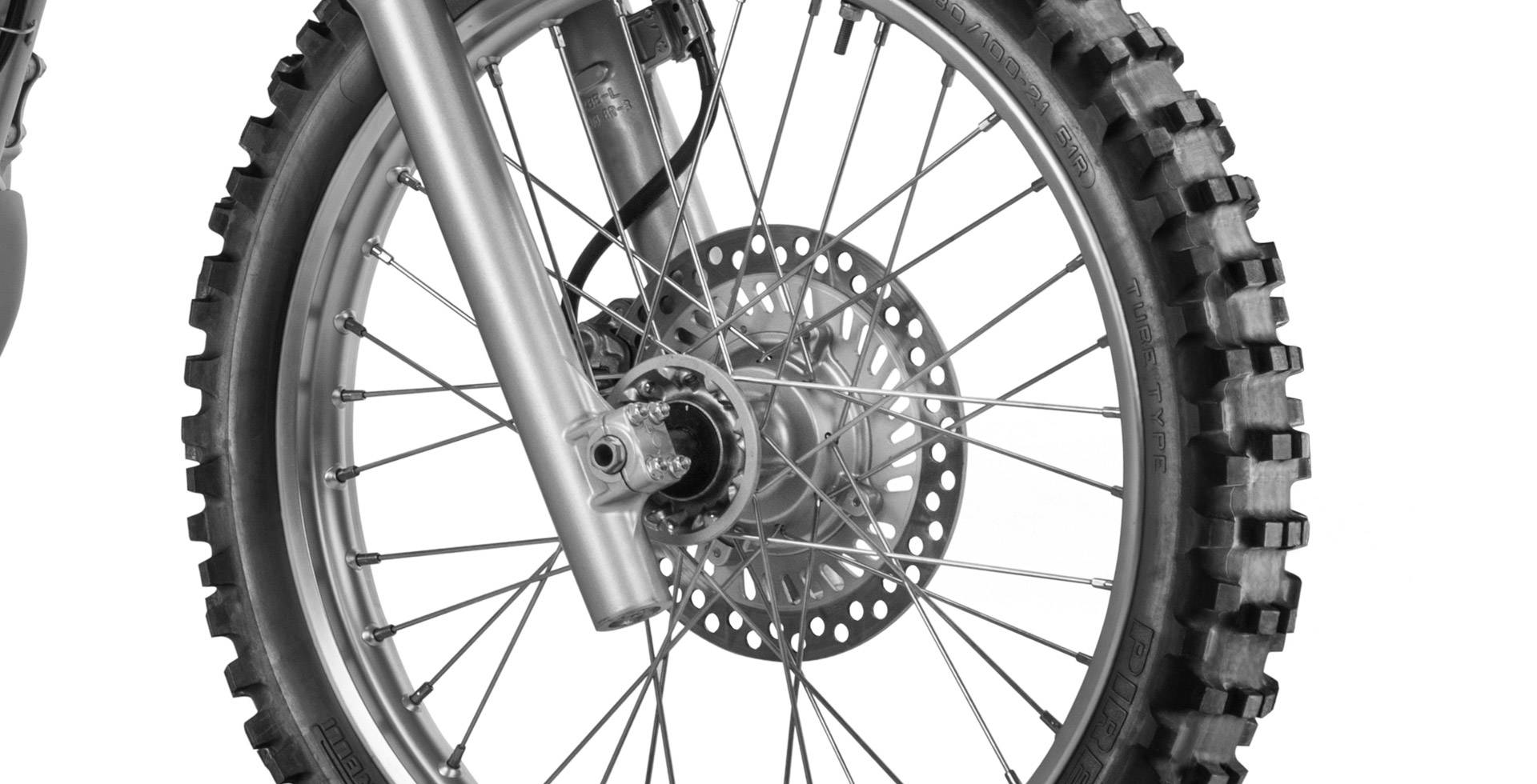 Detalhe do pneu e raios da moto Honda