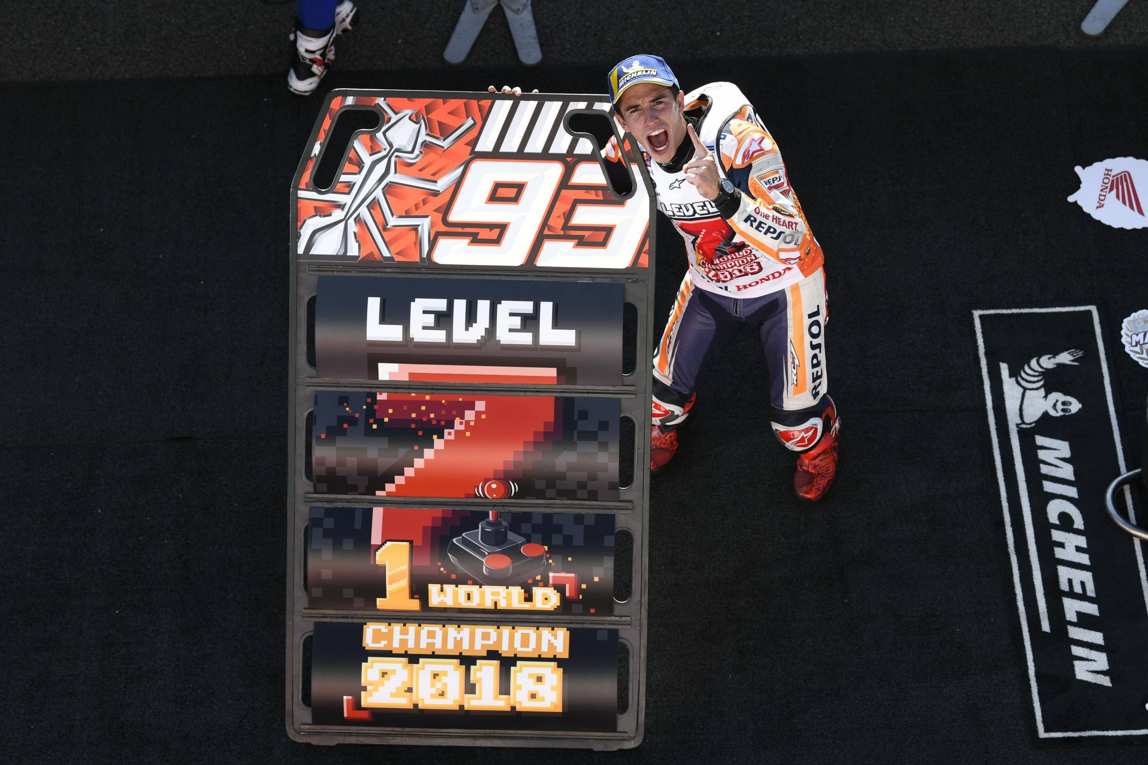 Marq Marquez segurando placa de campeão mundial 2018