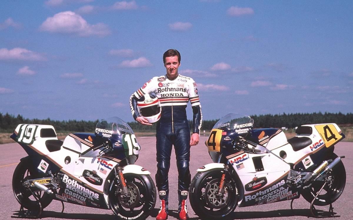 Piloto Freddie Spencer segurando capacete entre as motos Honda RS250R-W e Honda NSR500