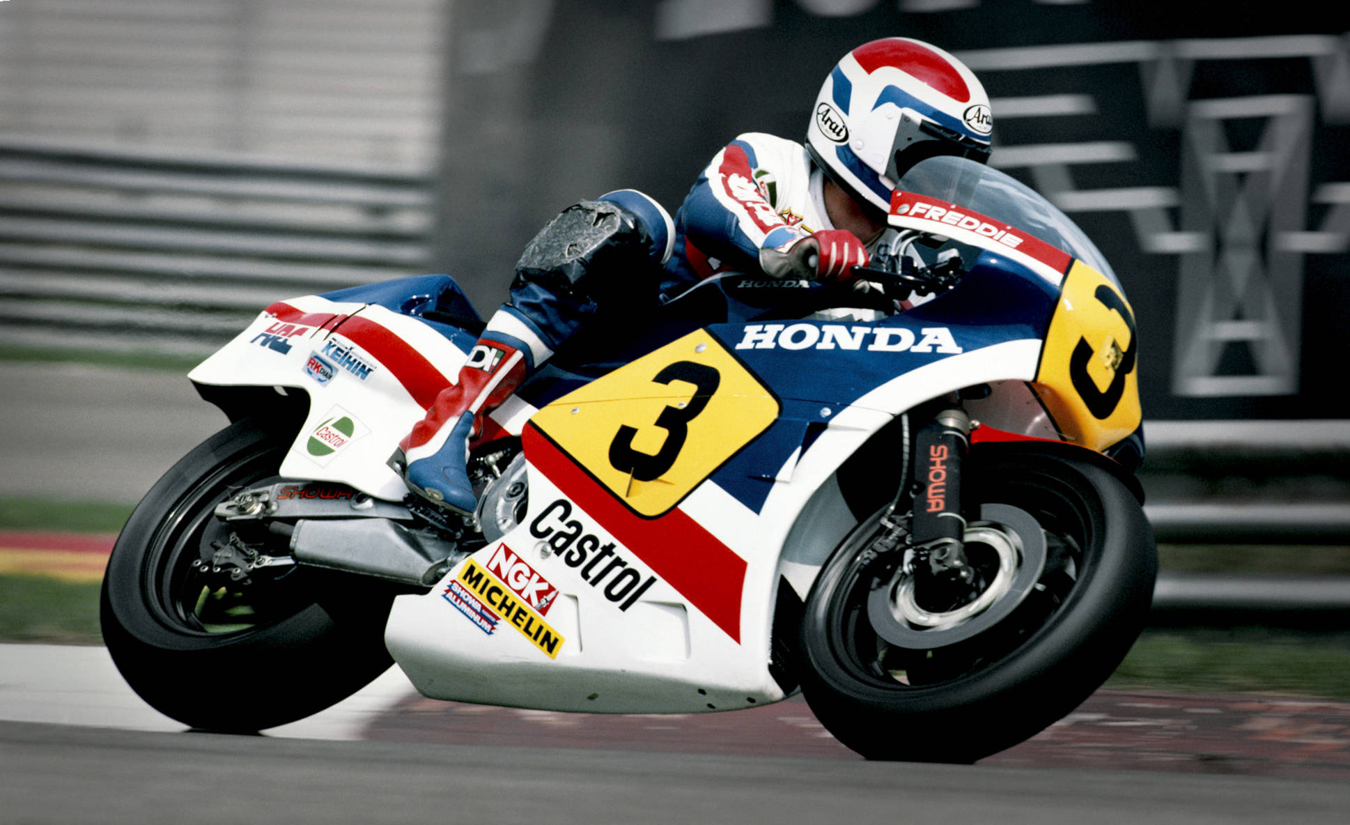 Piloto da Honda Freddie Spencer fazendo curva na moto NR 500 número 3 