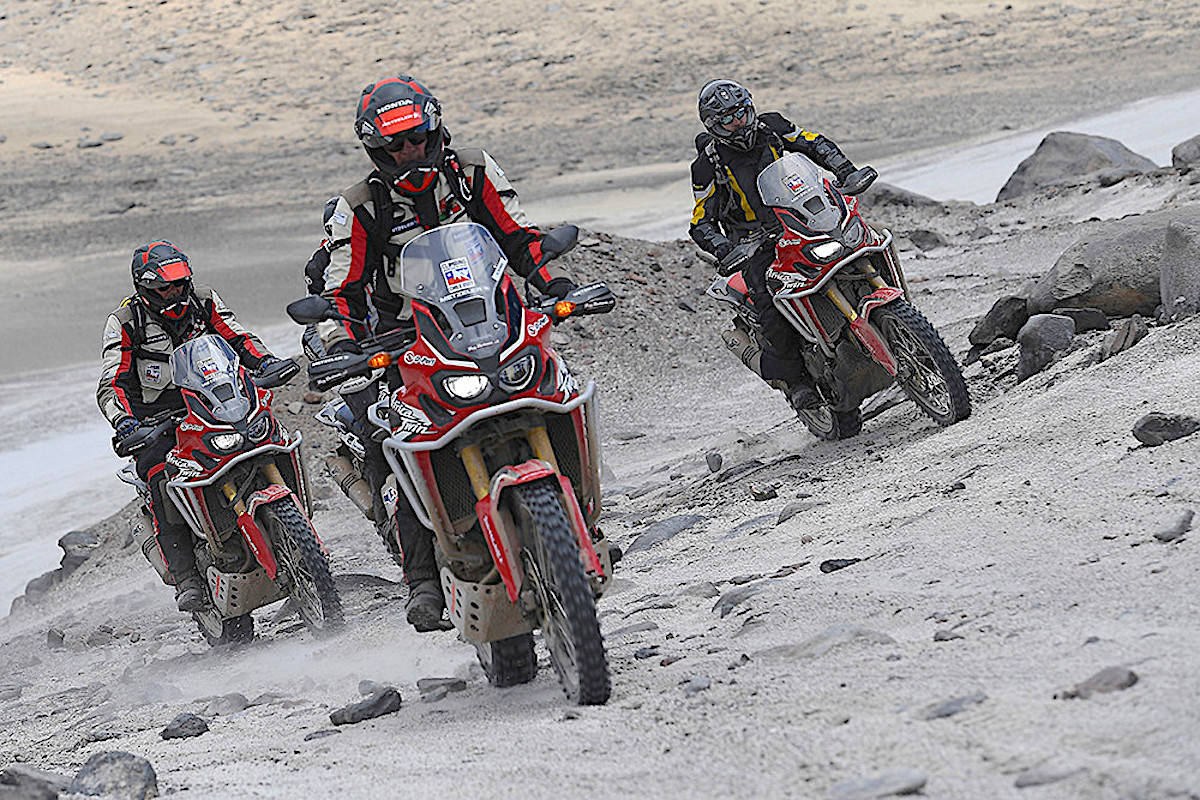 Grupo de Pessoas com Moto Honda Africa Twin