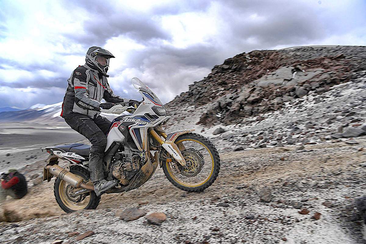 Moto Honda AfricaTwin em Trilha