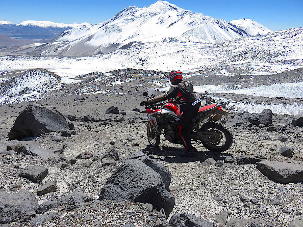 Moto Honda Africa Twin na Montanha com Gelo