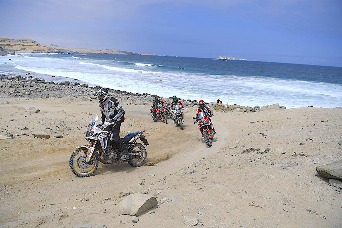 Moto Honda Africa Twin na Areia perto do Mar