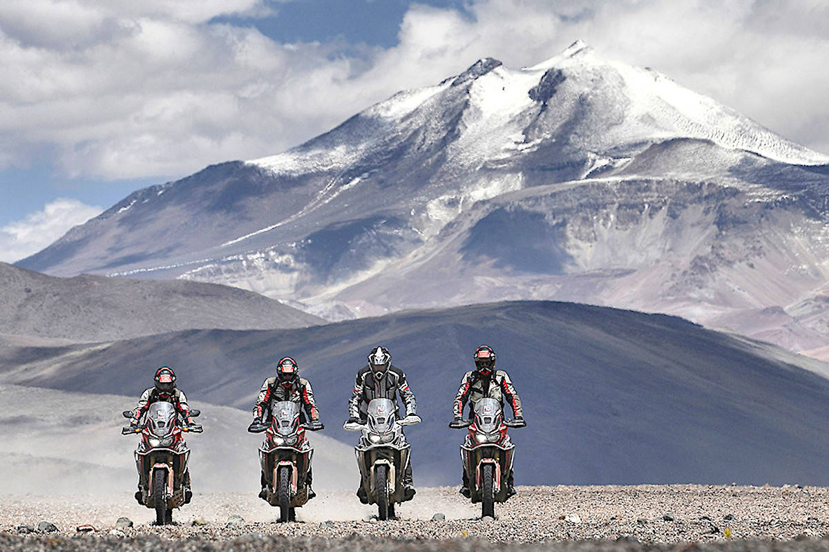 Grupo com Moto Africa Twin e Montanha de Fundo