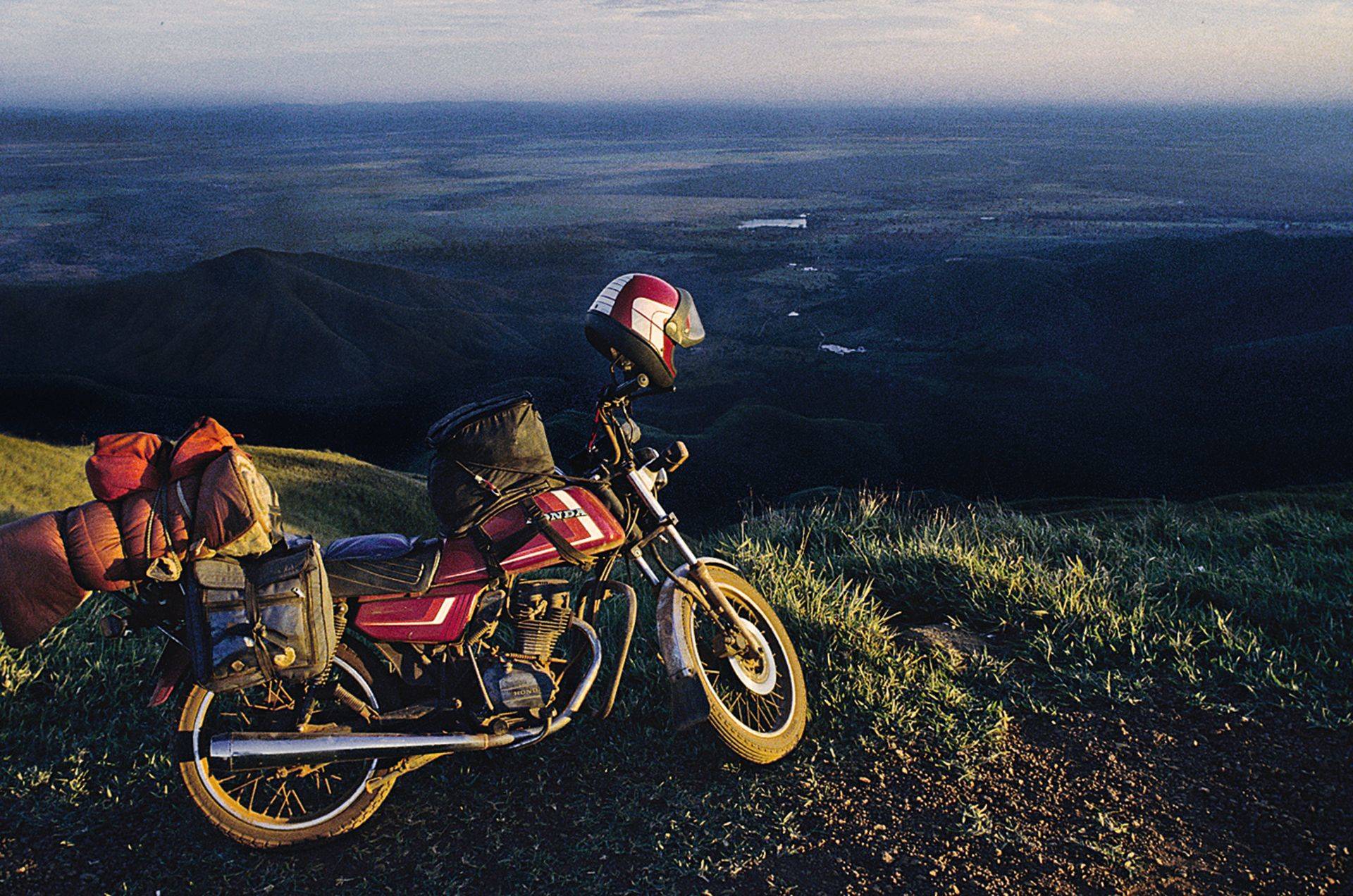 Moto Honda CG 125 com Paisagem ao Fundo