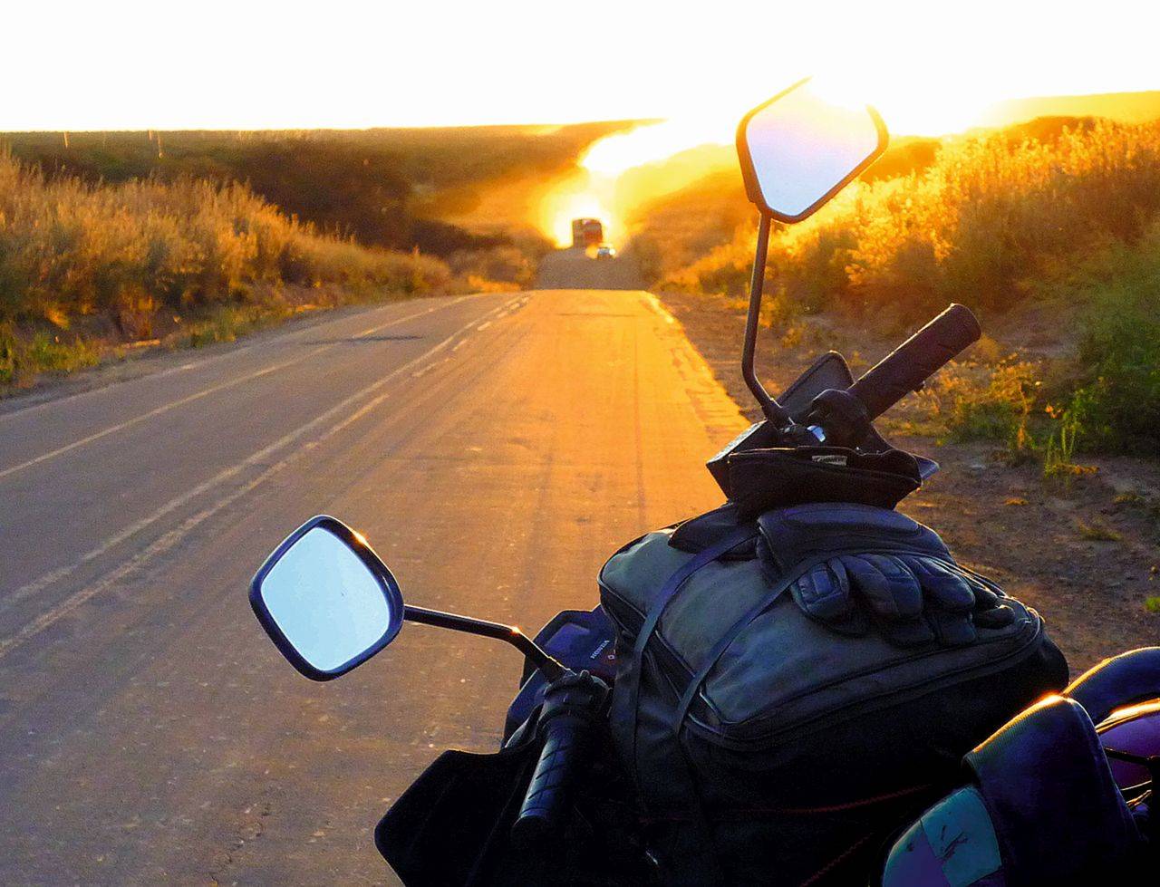 Moto Honda CG 125 com Estrada e Sol