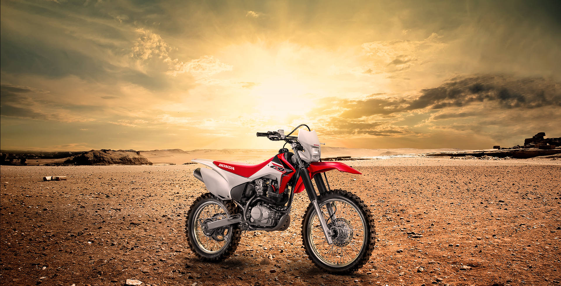 Moto Honda CRF 230F em Paisagem de Praia