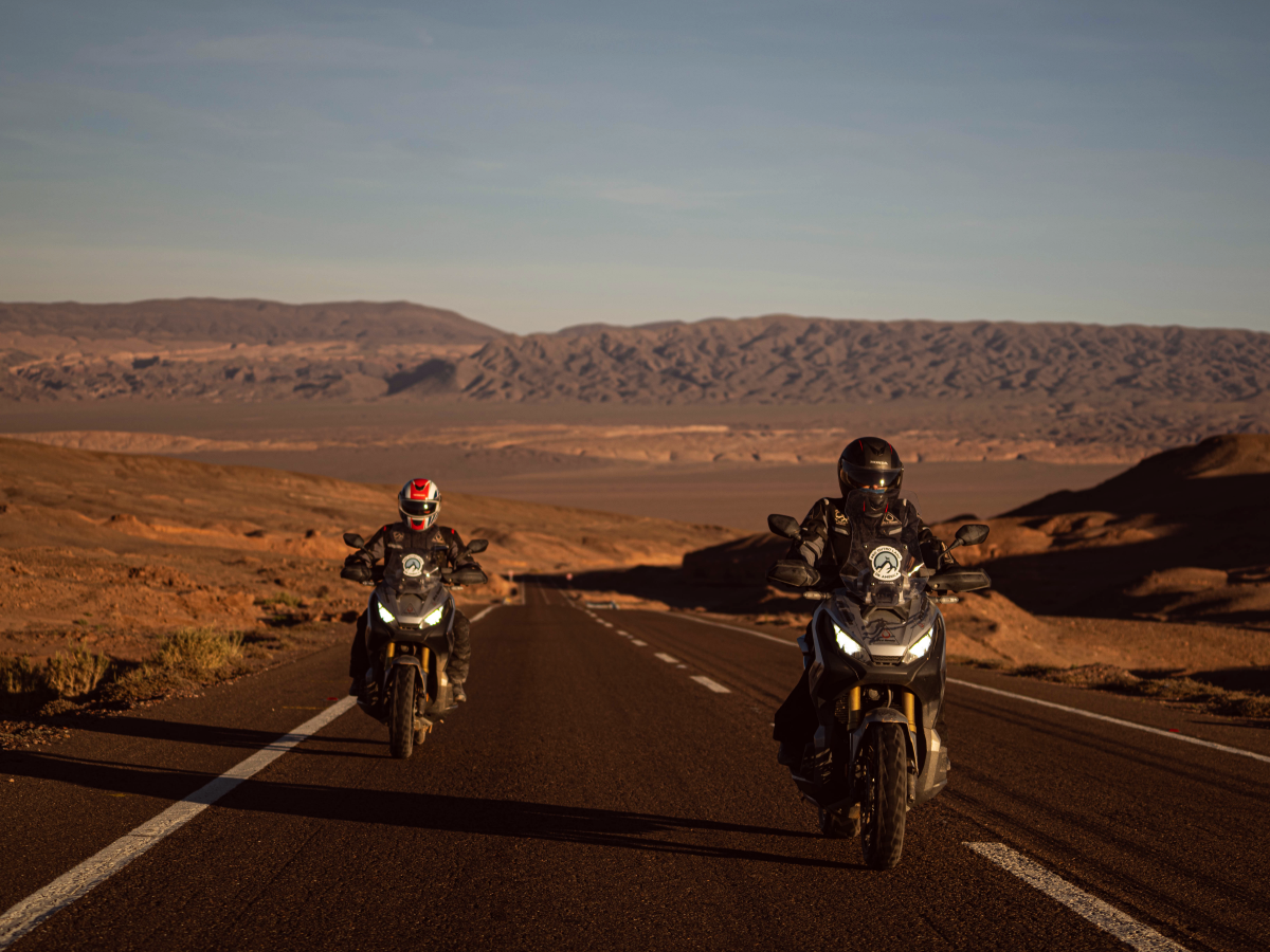 Casal de motociclista de Honda X-ADV na estrada no Peru