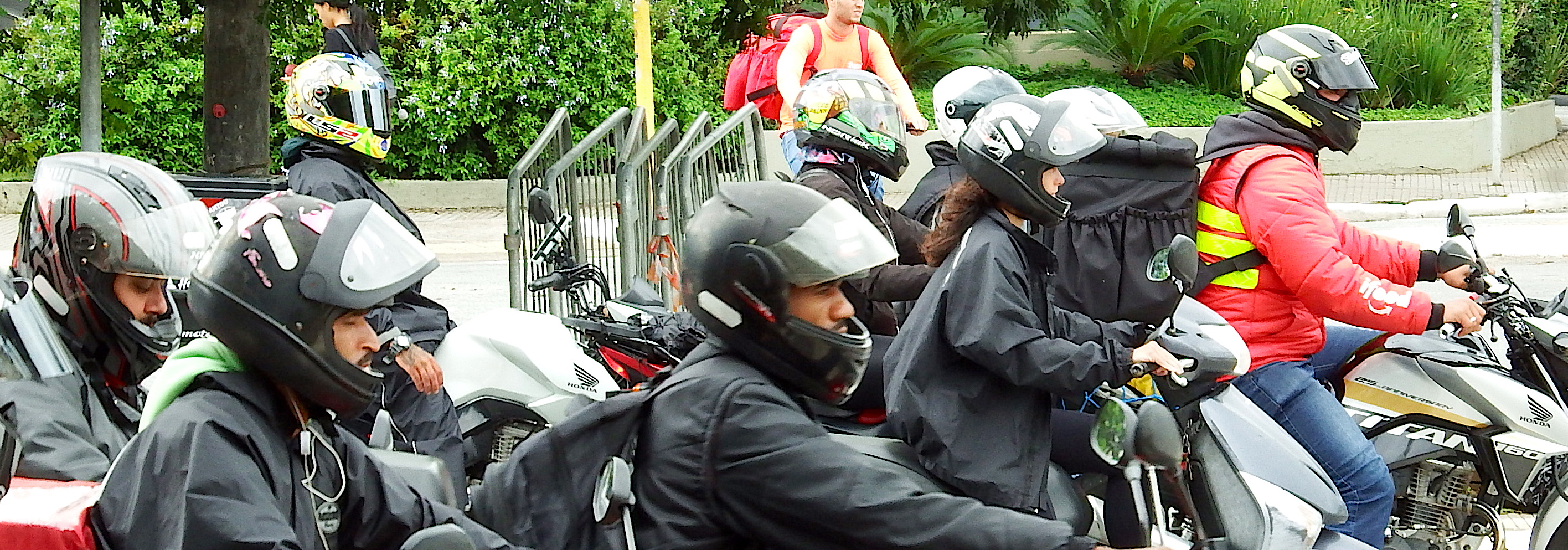 Grupo de Pessoas com motos para Trabalhar