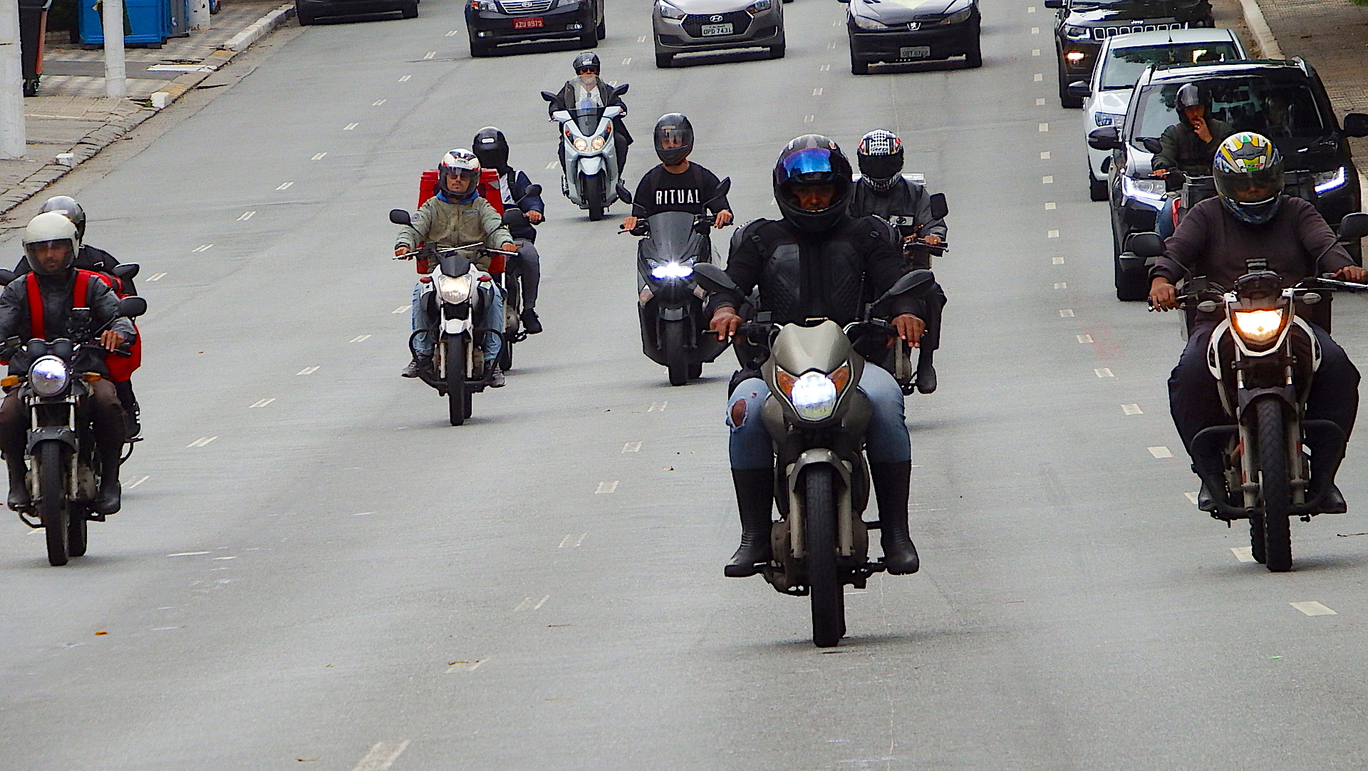 Motociclistas andando em Avenida