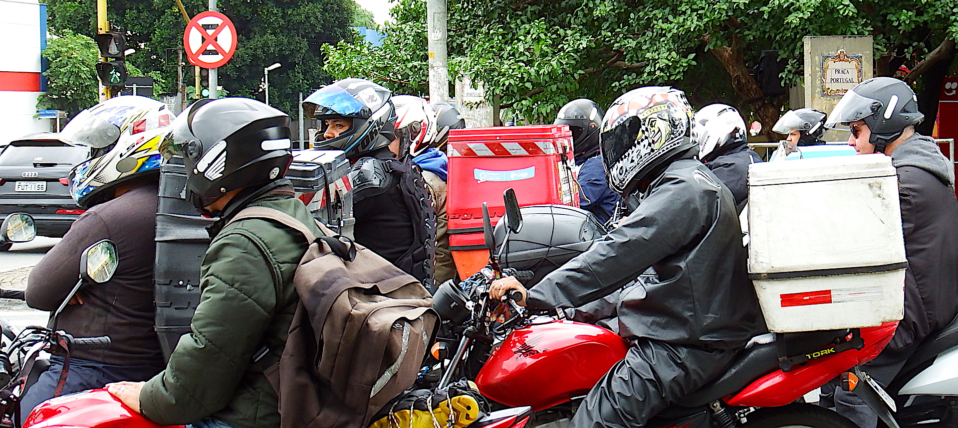 Motociclistas de Entrega com Motos no Semáforo