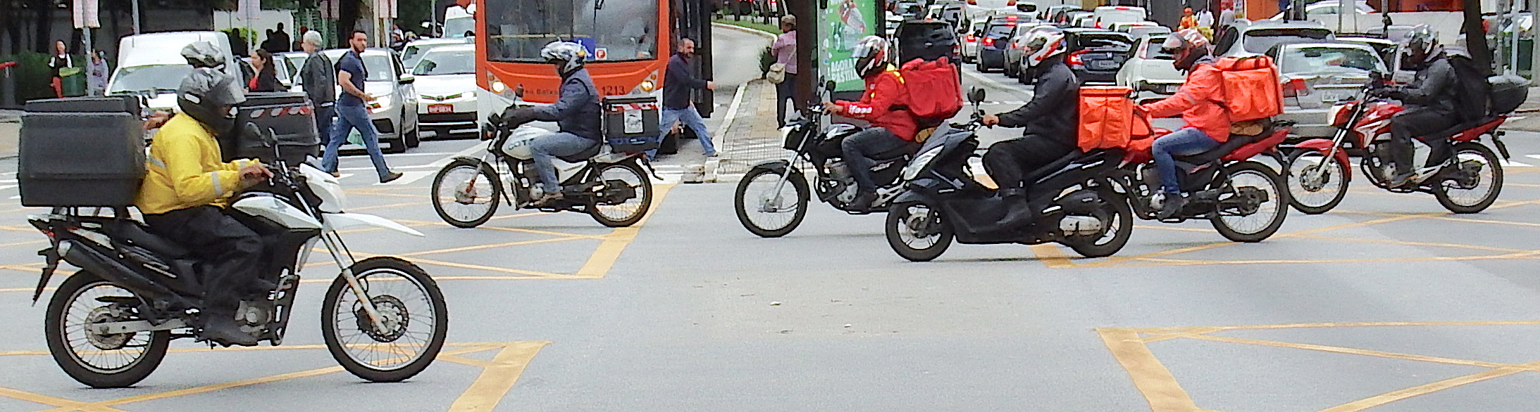 Motociclistas andando em Avenida Grande