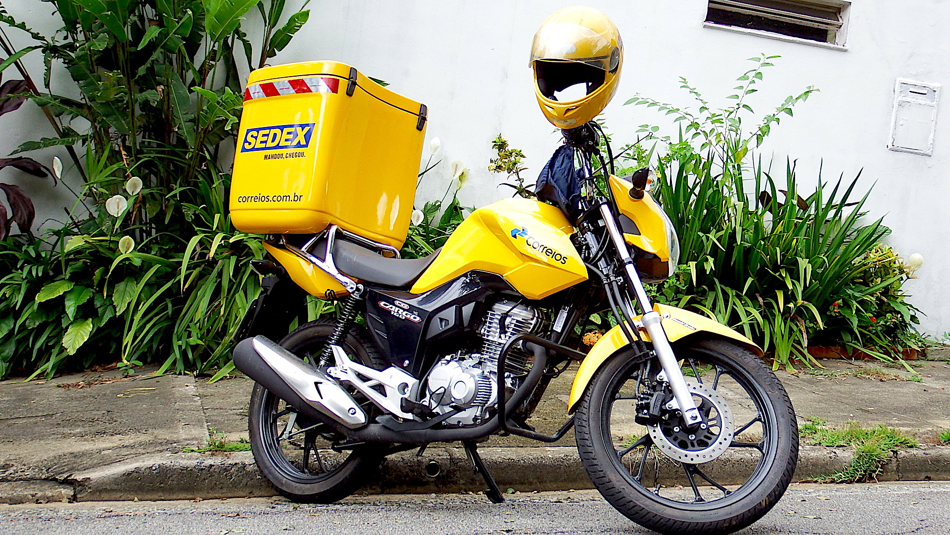 Moto Honda sendo usada como Moto dos Correios