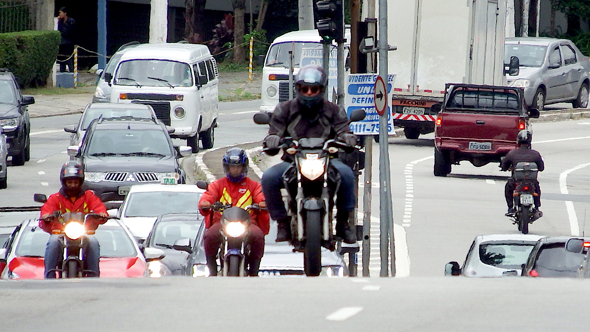Motos andando em rua movimentada