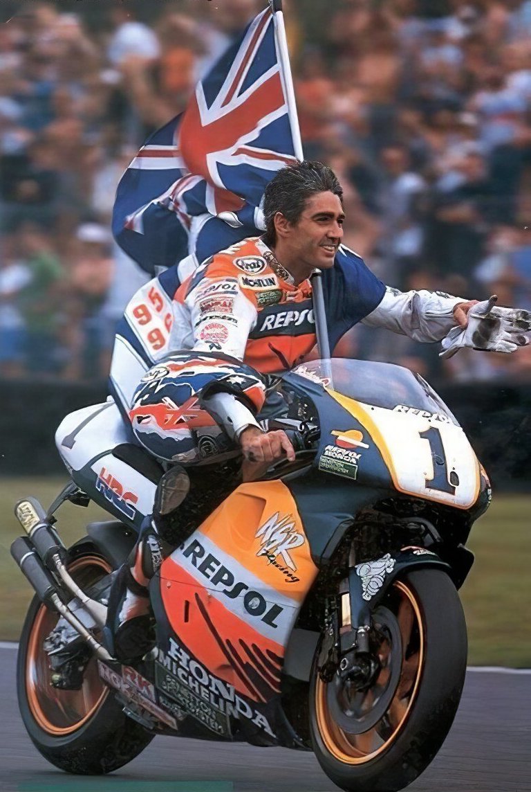 Piloto da Honda Mick Doohan em Moto com Bandeira da Grã Bretanha