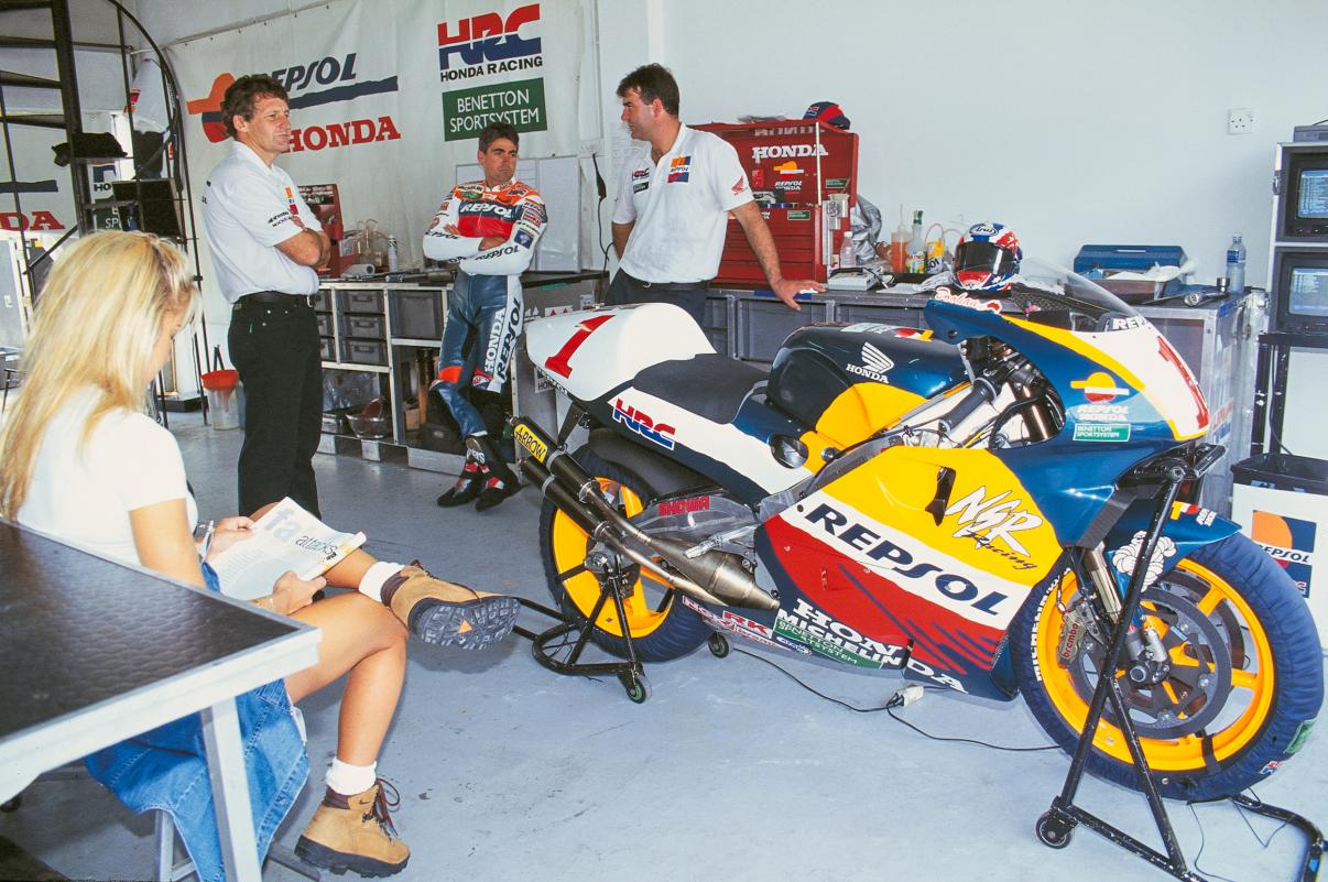 Mick Doohan e Equipe Olhando Moto Honda