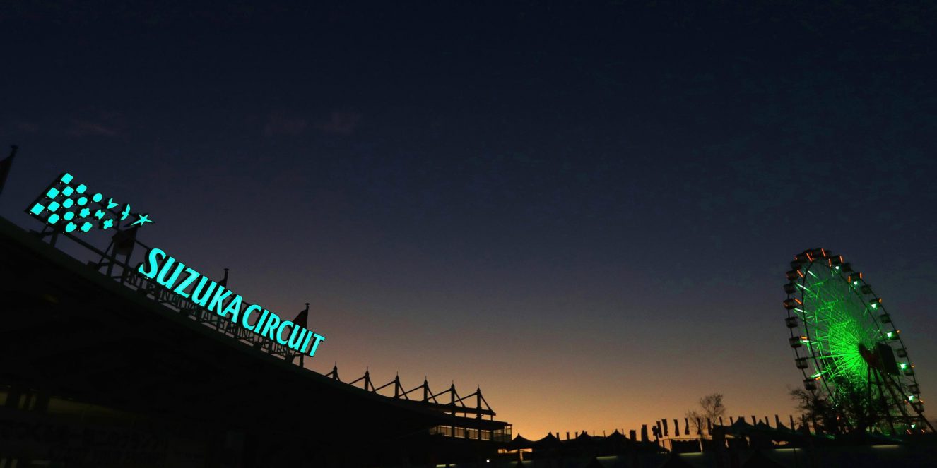Pista de corrida da Honda de Suzuka com roda gigante ao fundo