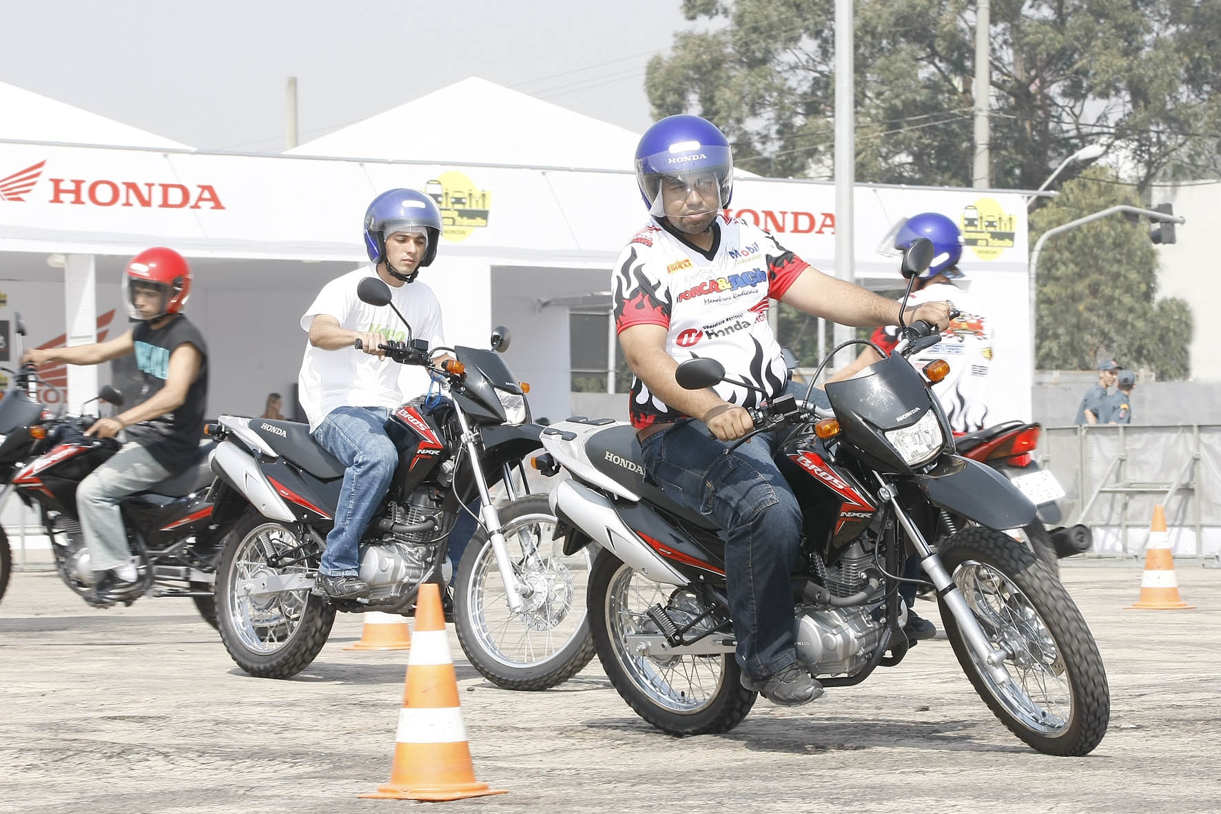 Pilotos iniciantes fazendo percurso com motos Honda