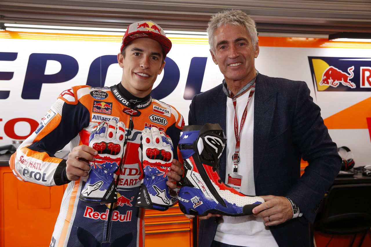 Mick Doohan e Marq Marquez segurando Luvas e Bota de Moto