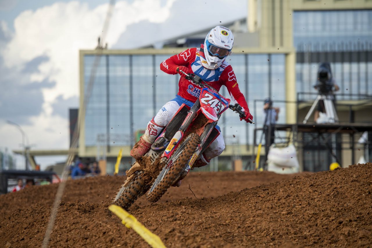 Piloto de Motocross Tim Gajser Fazendo Curva na Lama