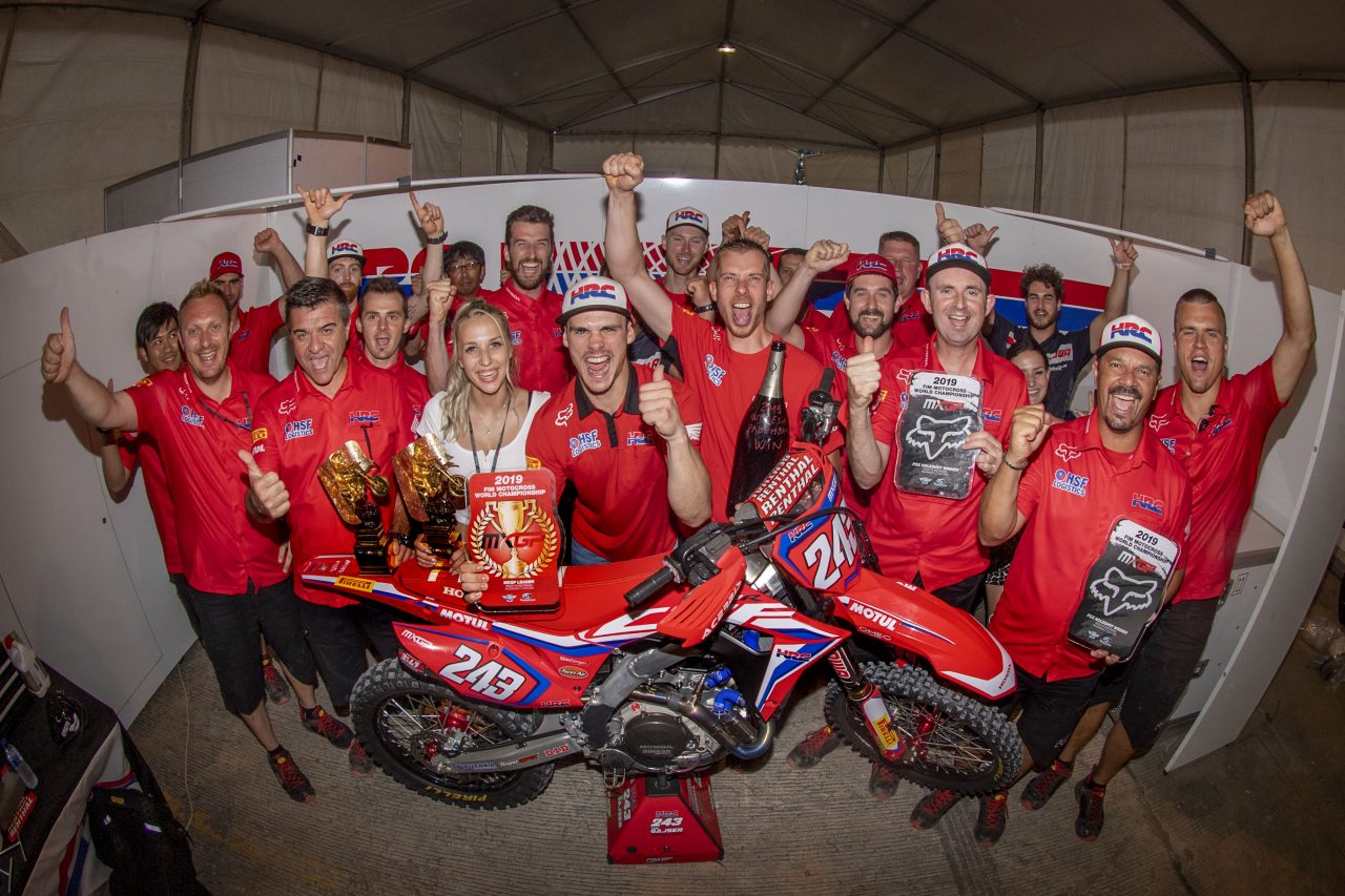 Piloto Tim Gajser e Equipe comemorando título mundial