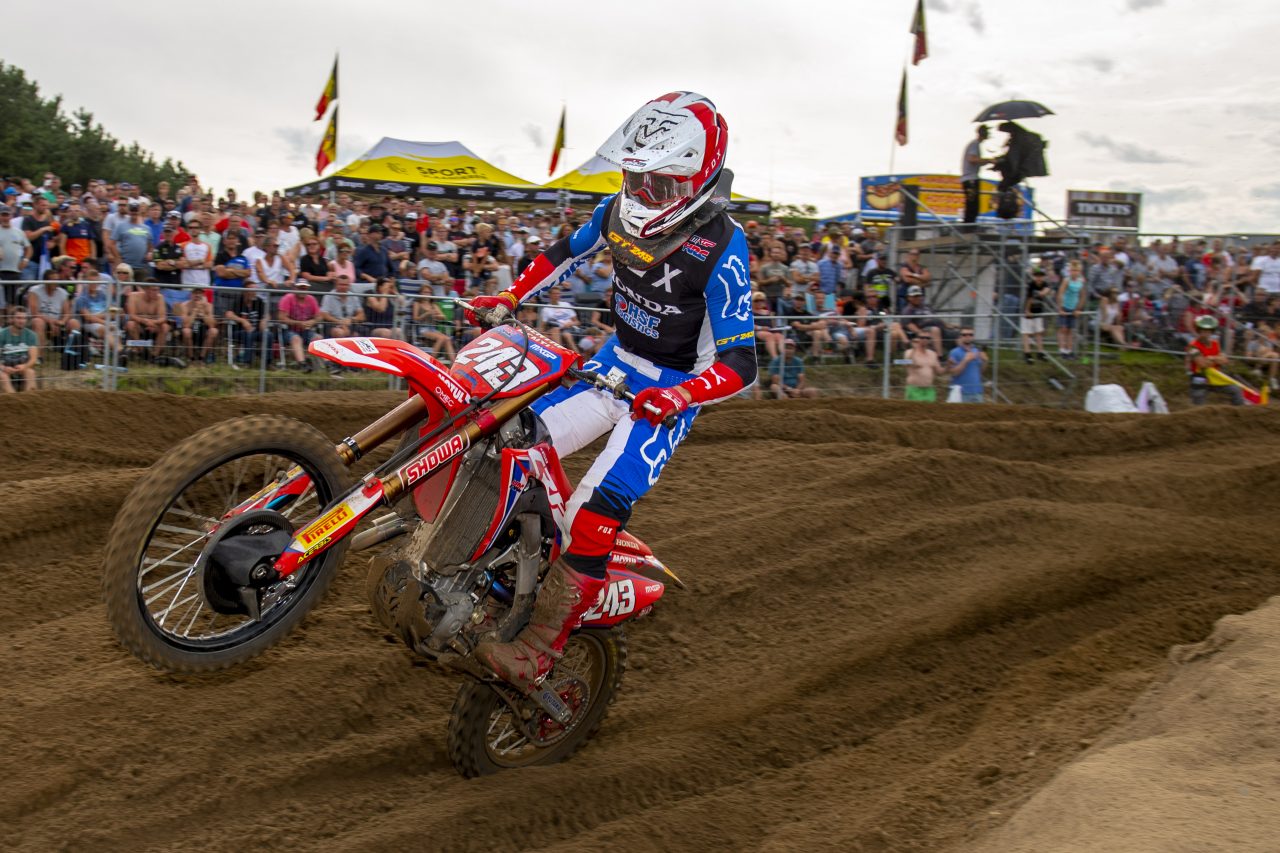 Piloto de Motocross Tim Gajser Empinando