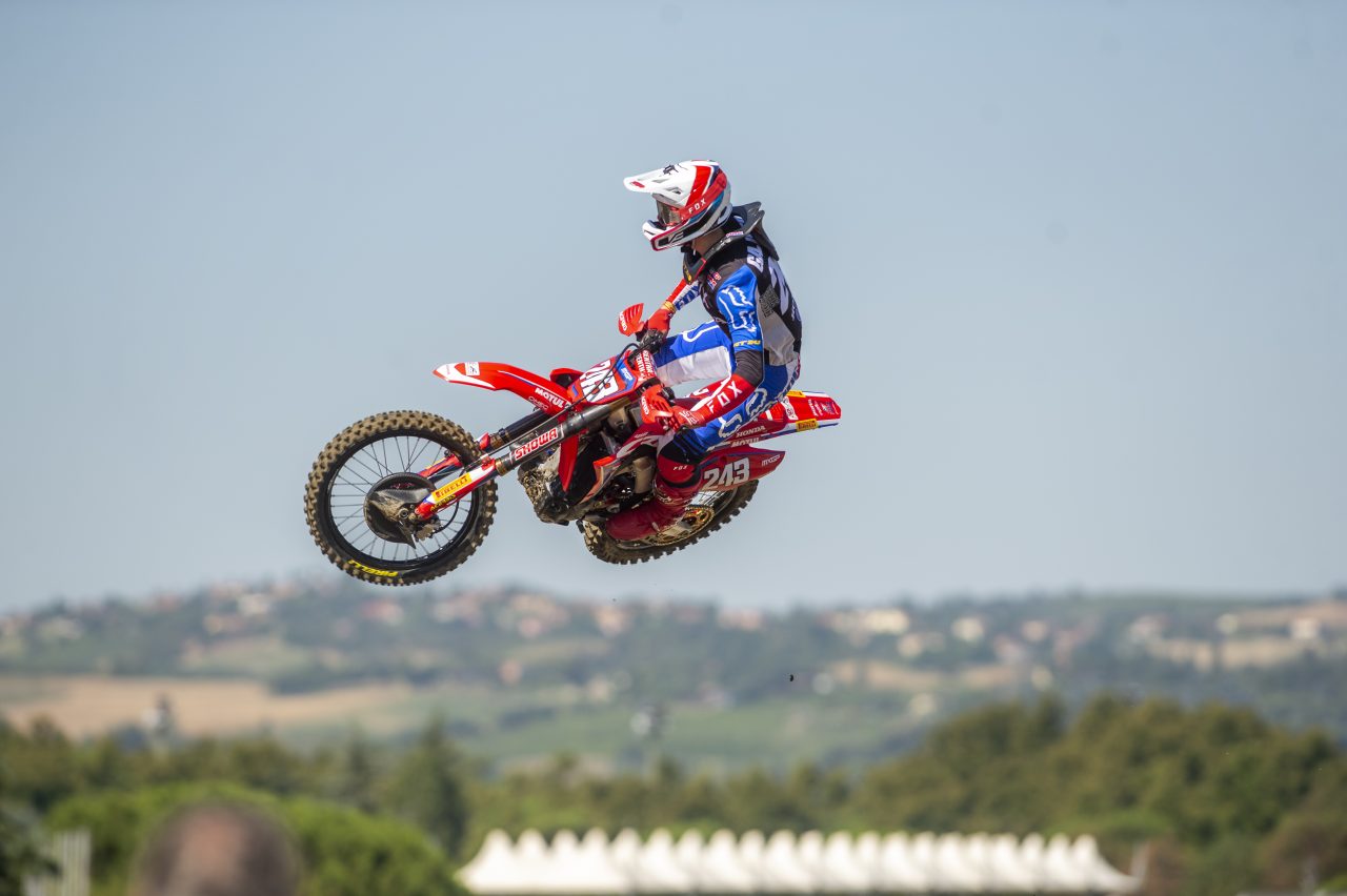 Piloto da Tim Gajser saltando com Honda CRF 250R no campeonato mundial de motocross