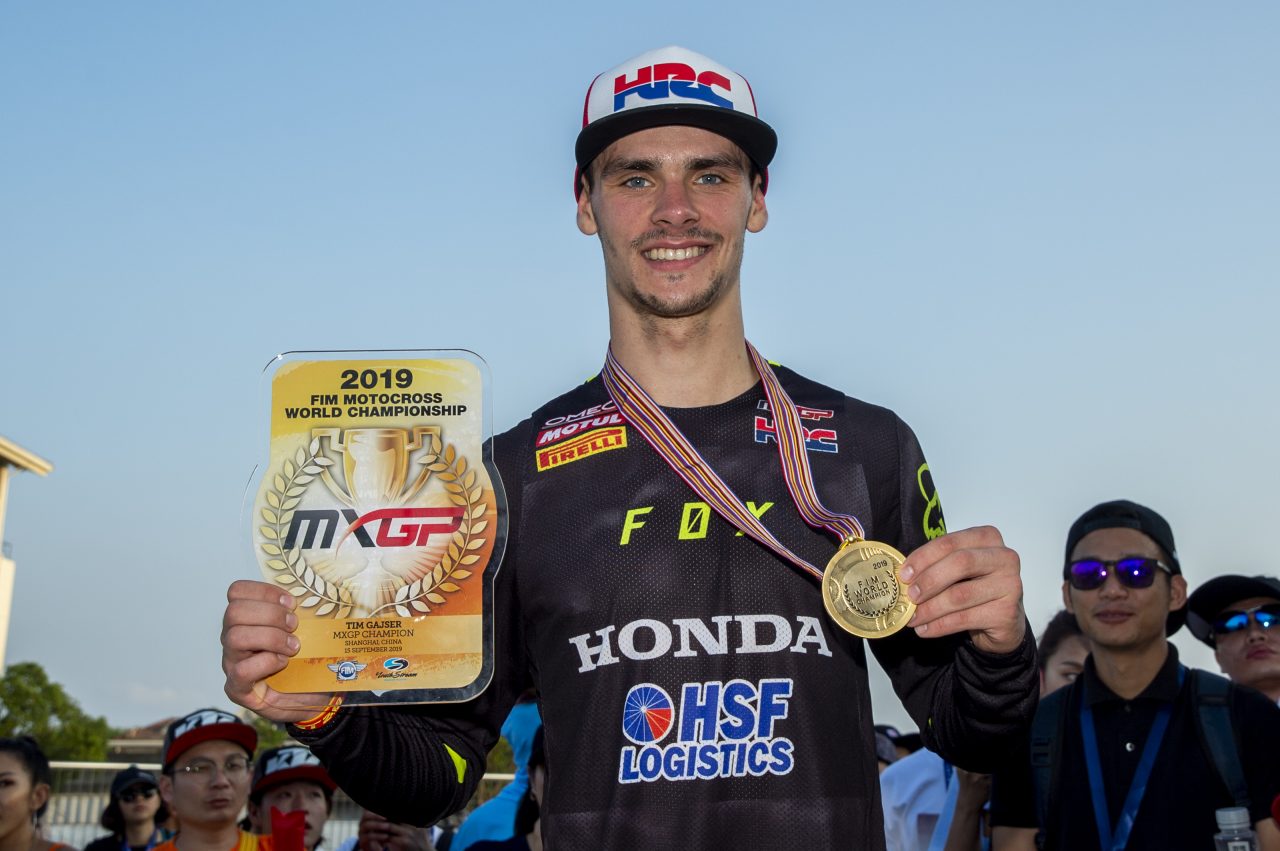 Tim Gajser com Troféu e Medalha de Campeão Mundial de Motocross 2019