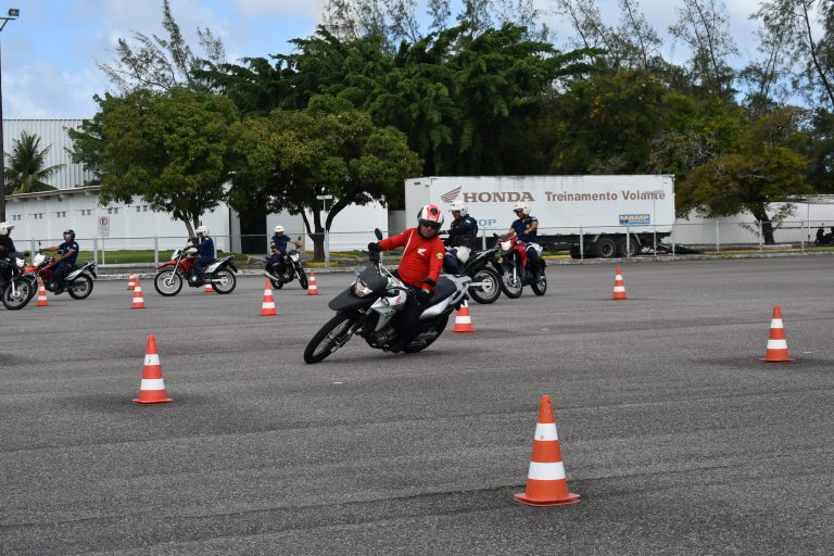 Homem Seguindo Dicas para Ter a Primeira Moto