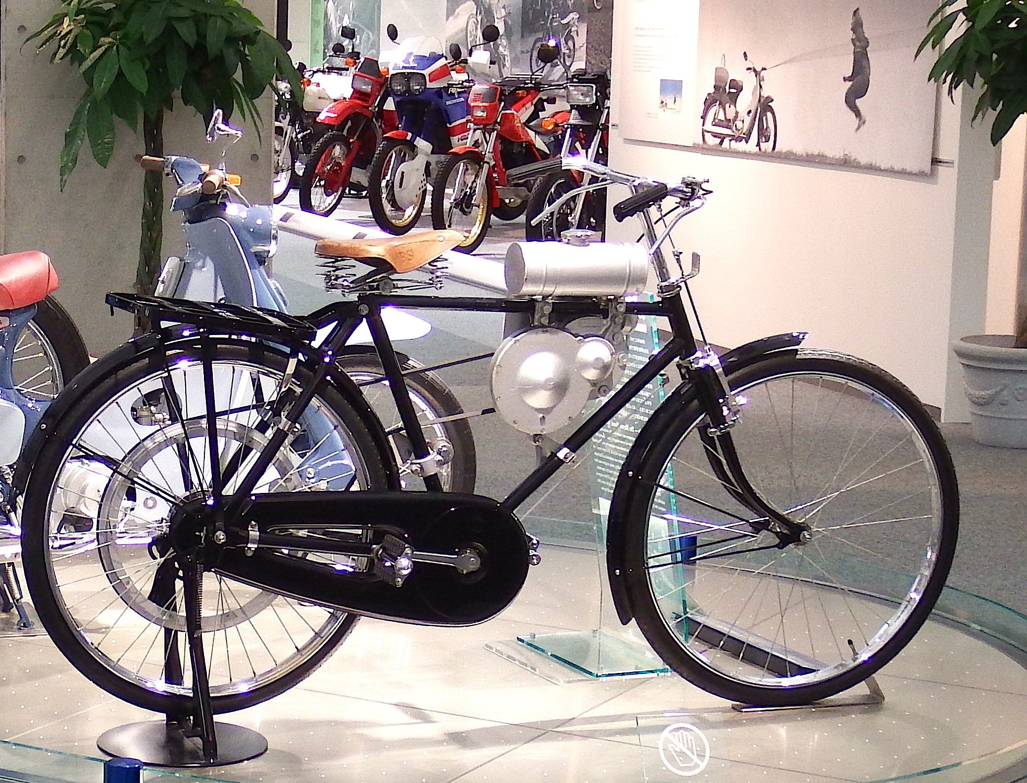 Bicicleta com motor da Honda exposta