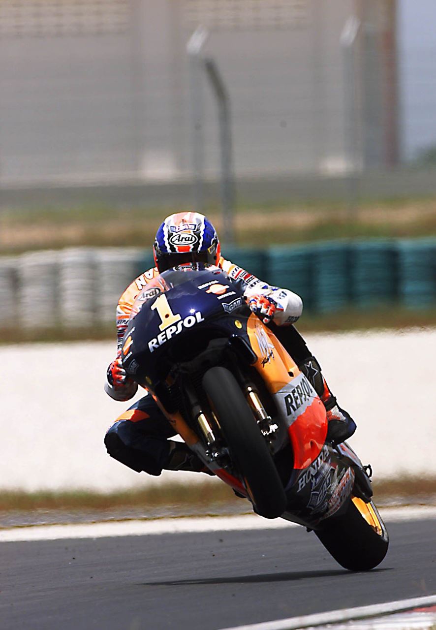 Piloto Mick Doohan Empinando em Pista