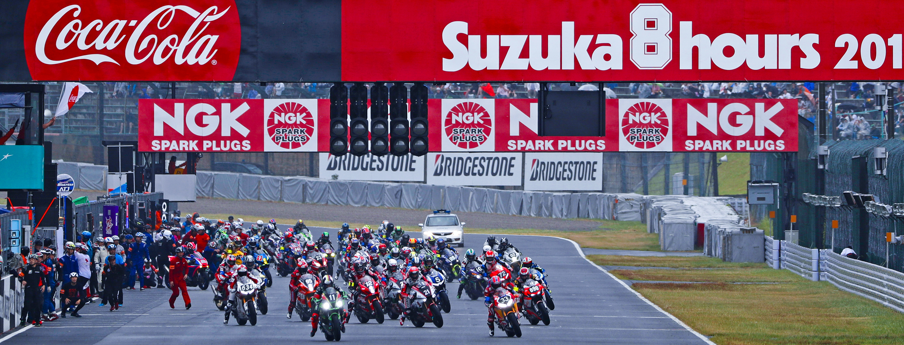 Motos saindo da Largada na Pista da Honda em Suzuka