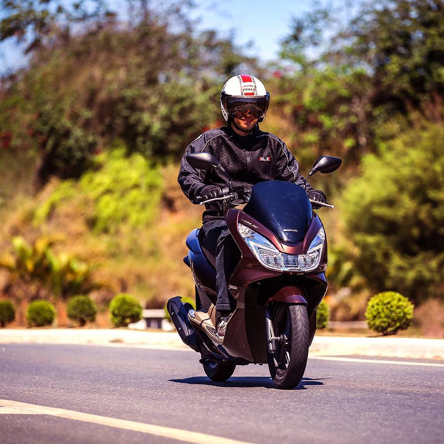 Moto Honda PCX Marrom na Estrada