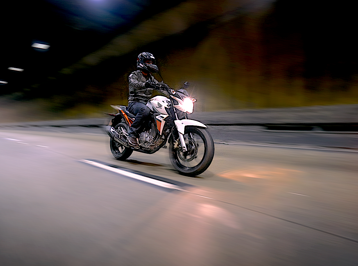 Moto Honda CB Twister Branca em Túnel