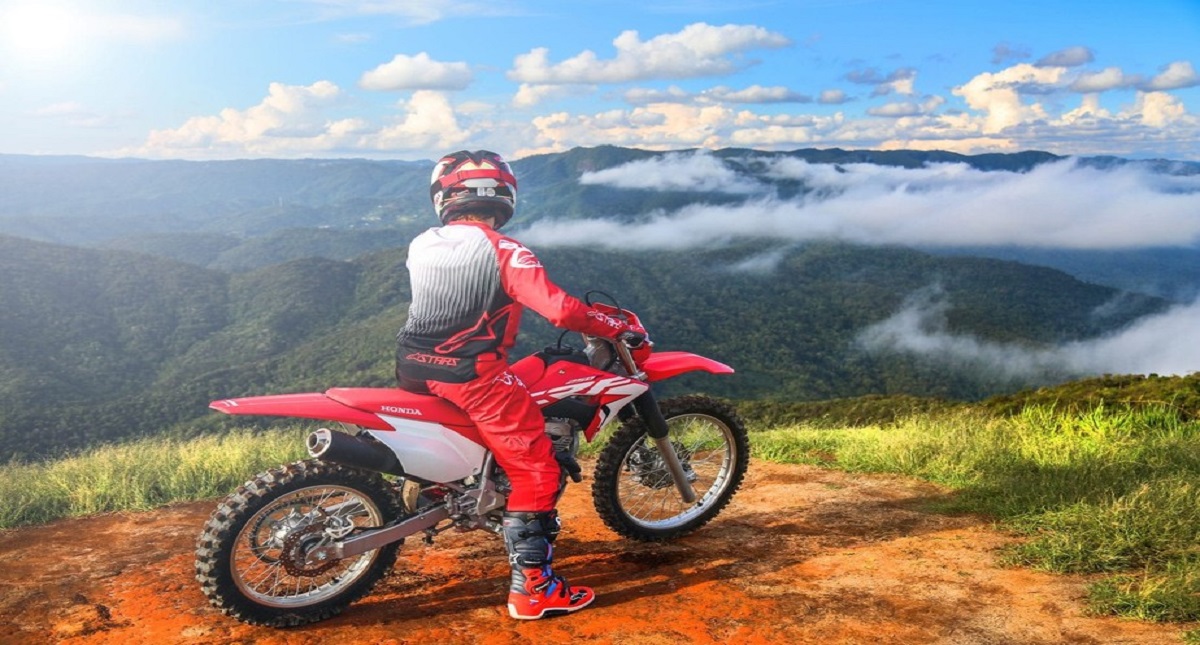 Piloto olhando paisagem em moto de trilha Honda CRF 250R