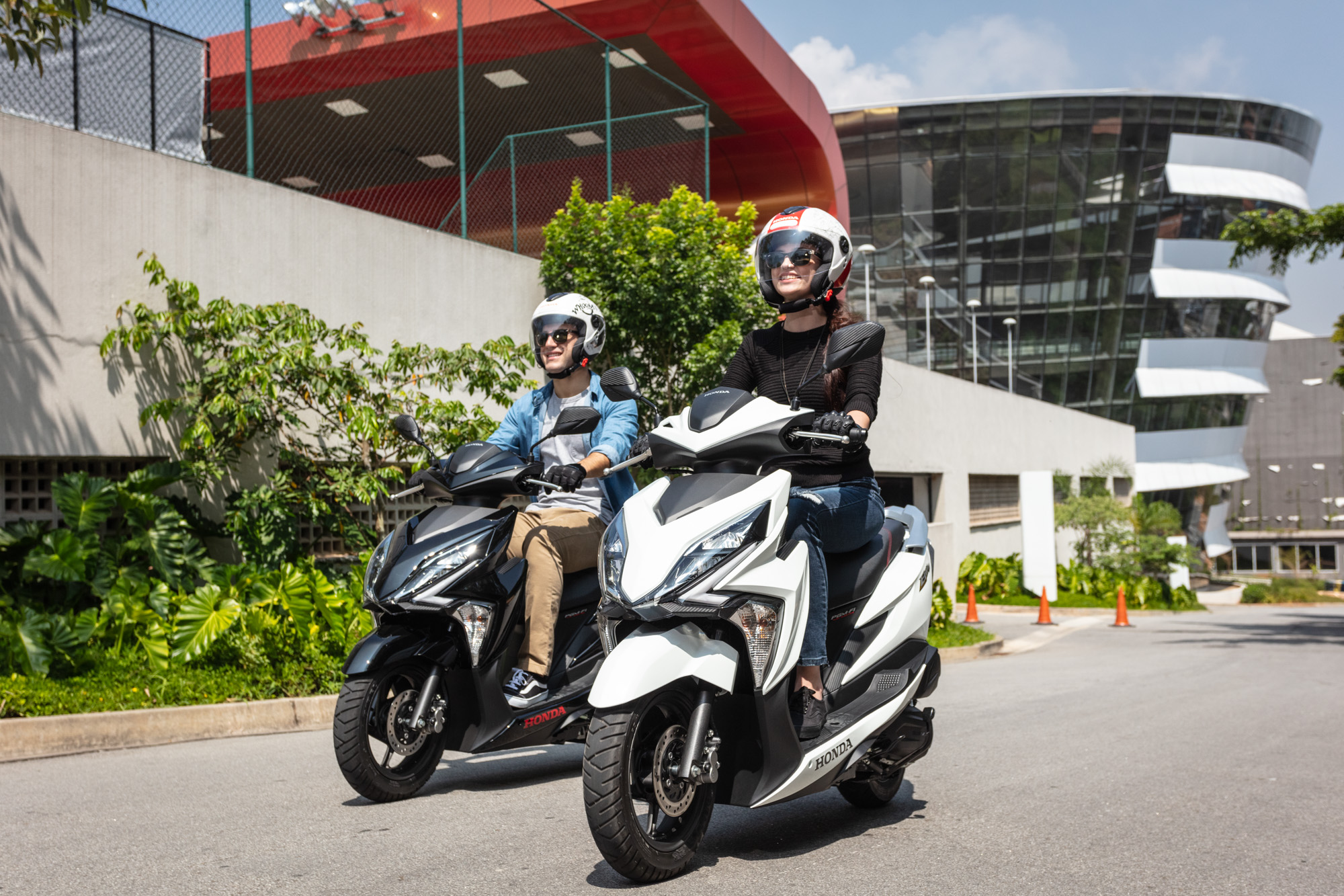 Casal passeando de Moto Honda Elite 125